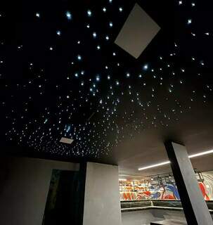 Restaurante tem espaço com iluminação especial para simular céu estrelado.