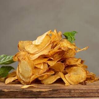 Para acompanhar o filé à parmegiana, as crocantes batatas chips artesanais. (Foto: Arquivo pessoal)