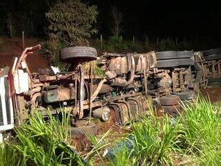 Carreta tombou após colidir em ônibus e atingiu passageiros. (Foto: Cenário MS)