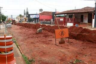 Rua foi interditada para obras de drenagem que fazem parte do Reviva Campo Grande. (Foto: Henrique Kawaminami)