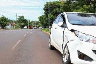 Carro envolvido no acidente ficou com lateral danificada. (Foto: Henrique Kawaminami)