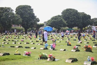 Cemitério Memorial Park com familiares visitando túmulo. (Foto: Paulo Francis)