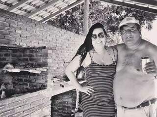 Camila e seu pai no lugar que ele amava: a churrasqueira. (Foto: Arquivo Pessoal)