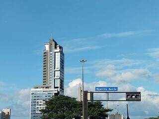 Céu com poucas nuvens visto da região central da Capital nesta manhã. (Foto: Marcos Maluf)