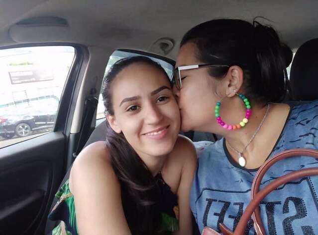 &quot;Me ensinou o que &eacute; amor incondicional&quot;, diz m&atilde;e de cria&ccedil;&atilde;o de jovem morta