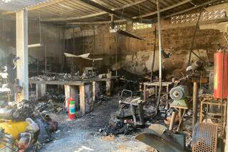 Oficina ficou totalmente destruída por chamas que consumiram local durante 4 horas. (Foto: Mariely Barros)