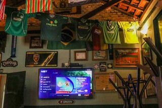 Camisas utilizadas em diversas décadas pelo Palmeiras foram eternizadas em bar na Capital. (Foto: Henrique Kawaminami)