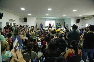 Professores em assembleia esta tarde na ACP. (Foto: Kísie Ainoã)