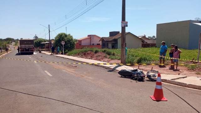 Motociclista morre ap&oacute;s bater na lateral de carreta e parar embaixo do ve&iacute;culo 