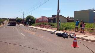 Moto foi parar a metros de distância do local da batida. (Foto: Caarapó News)