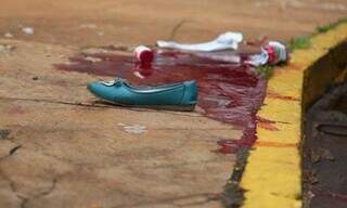 A foto não foi tirada em 2022, mas não poderia ter imagem melhor para ilustrar a reportagem; este sangue é de enfermeira foi morta pelo ex-marido em frente ao Hospital Regional de Campo Grande, em janeiro de 2016. (Foto: Fernando Antunes/Arquivo Campo Grande News)