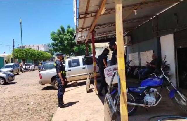 Seguran&ccedil;a &eacute; perseguido por pistoleiros e executado na cal&ccedil;ada de loja