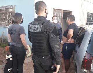 Policiais da Defron em um dos endereços onde foram cumpridos mandados nesta quarta. (Foto: Divulgação)