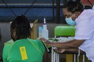 Estudante é vacinada contra a covid-19 na Escola Estadual Joaquim Murtinho. (Foto: Marcos Maluf/Arquivo)