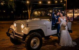 Iara e Alexandre casaram no último fim de semana e fizeram questão de ir com o Jeep. (Foto: Luciano Justiniano)