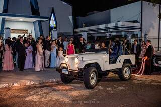 Casal deixando a igreja rumo à festa em outro espaço, no Jeep dos sonhos. (Foto: Luciano Justiniano)