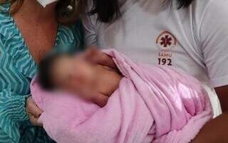 Criança encontrada abandonada em frente ao Cras. (Foto: Sidrolândia News)