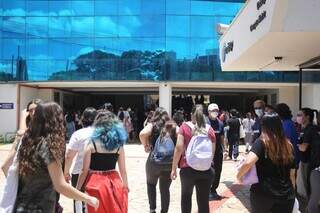 Estudantes entrando em universidade em dia de prova do Enem em Campo Grande. (Foto: Paulo Francis)