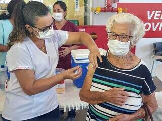 Idosa recebeu quarta dose de vacina nesta quarta-feira, em Campo Grande. (Foto: Cleber Gellio)