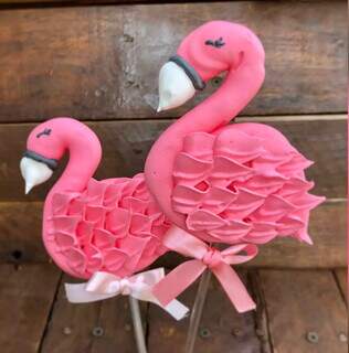 Pirulito de suspiro cor de rosa feito no formato de flamingo. (Foto: Dayse Moreira)