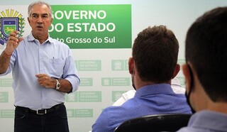 Governador Reinaldo Azambuja orienta equipe em reunião (Foto: Chico Ribeiro/Segov)