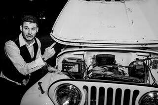 Alexandre abrindo capô do veículo durante a festa e explicando sobre o carro. (Foto: Luciano Justiniano)