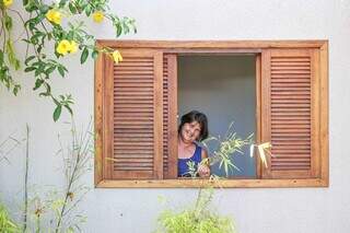 Cleusa também usa madeira na janela e na decoração para lembrar as casas do interior. (Foto: Henrique Kawaminami)