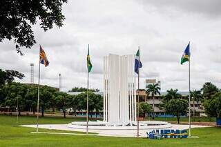 Monumento Símbolo da UFMS, o &#34;Paliteiro&#34;, dá boas-vindas a quem entra no câmpus principal da instituição, em Campo Grande. (Foto: Henrique Kawaminami)
