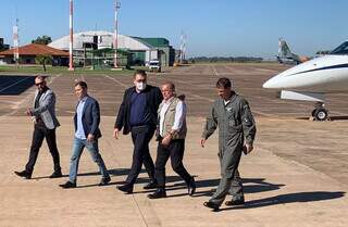 Alan Guedes ao lado do ministro Onyx Lonrenzoni no desembarque em Campo Grande. (Foto: Direto das Ruas)