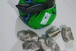 Maconha apreendida dentro de bola de futebol. (Foto: Divulgação/Agepen)