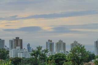 Céu da Capital com algumas nuvens no início desta manhã. (Foto: Marcos Maluf)