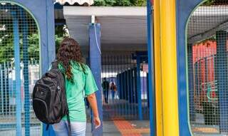 Estudante em frente à Escola Estadual Joaquim Murtinho, em Campo Grande. (Foto: Arquivo/Henrique Kawaminami)