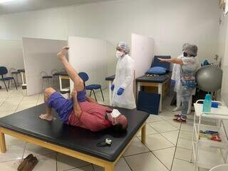 Pacientes durante sessão de fisioterapia. (Foto: Divulgação/Fundação Manoel de Barros)