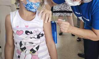 Menina sendo vacinada em Campo Grande. (Foto: Marcos Maluf/Arquivo)