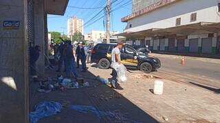 Equipes recolhendo o lixo no entorno da antiga rodoviária. (Foto: Guarda Municipal) 