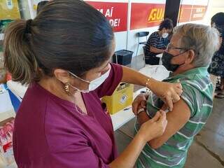 Dose de reforço é aplicada durante ação itinerante em supermercado. (Foto: Cleber Gellio)