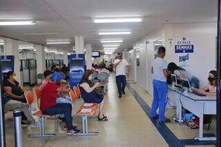 Trabalhadores em busca de atendimento na Funsat, localizada na Rua 14 de Julho (Foto: Arquivo/Campo Grande News)