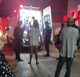 Momento em que o suspeito foi colocado na ambulância para ser encaminhado à Santa Casa. (Foto: Direto das Ruas) 