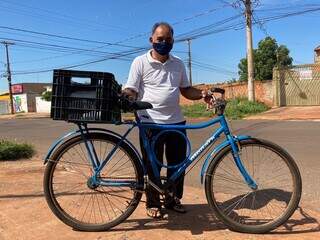 Além de ajudar esposa nas vendas, é com a bicicleta que João vai comprar os ingredientes. (Foto: Suzana Serviam)