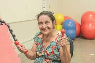 Antônia Rolon Velasque, de 78 anos, segura pesos durante sessão de fisioterapia na Fundação Manoel de Barros. (Foto: Marcos Maluf)