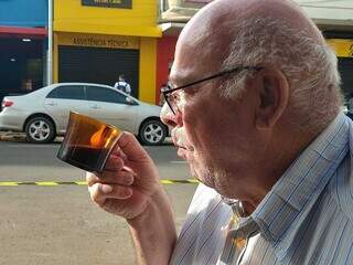 Vendedor de café apreciando o produto na região central de Campo Grande. (Foto: Cleber Gellio)