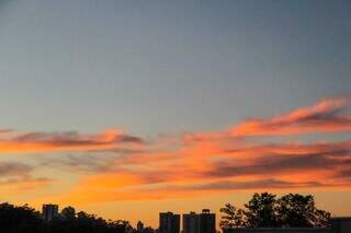 Céu com algumas nuvens no início da manhã desta quinta-feira na Capital. (Foto: Marcos Maluf)