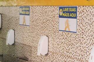 Haverá cartazes lembrando os alunos a higienizarem as mãos. (Foto: Marcos Maluf)