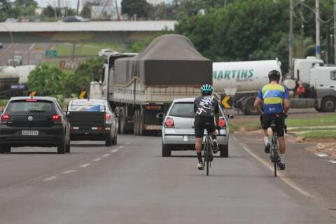 Sem projeto de ciclovia, ciclistas vão continuar com riscos em avenida