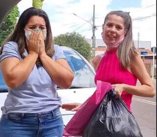Thayse Andrade, de 31 anos, no momento em que recebeu as roupas doadas. (Foto: Reprodução/Instagram)