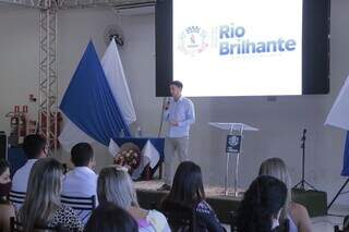 Prefeito fala durante capacitação de profissionais de educação de Rio Brilhante (Foto: Divulgação)