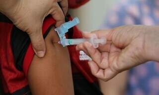 Criança sendo imunizada. (Foto: Agência Brasil)