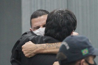 Rômulo Dias, de 36 anos, abraça advogado após ser absolvido. (Foto: Marcos Maluf)