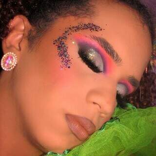 Tons vibrantes e coloridos são a marca registrada do maquiador. (Foto: Arquivo Pessoal)