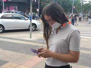 Juliana Moraes Alexandre, 22 anos, não gosta de falar ao telefone. (Foto: Cleber Gellio)